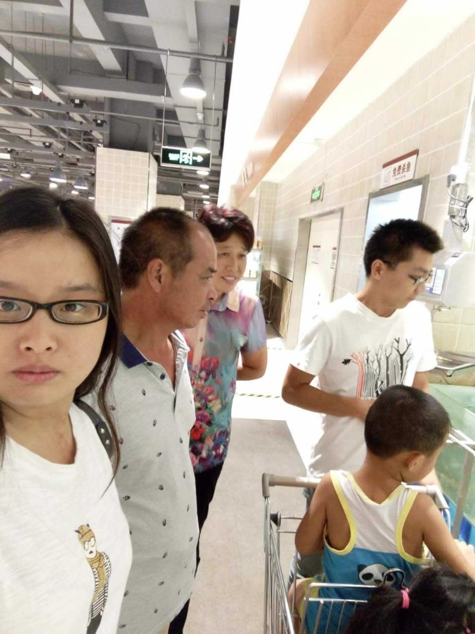 劉美女中秋陪家人出行www.xxbaobao.cn 劉美女中秋陪家人出行www.xxbaobao.cn